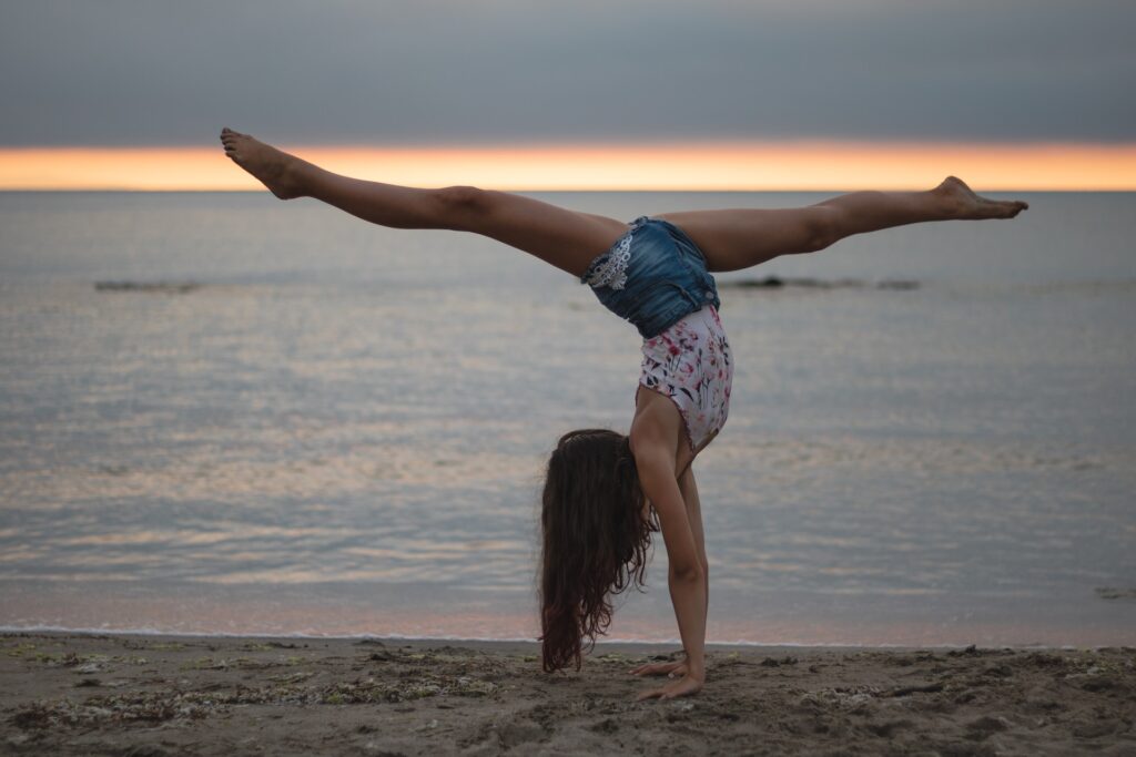 гимнастка на берегу