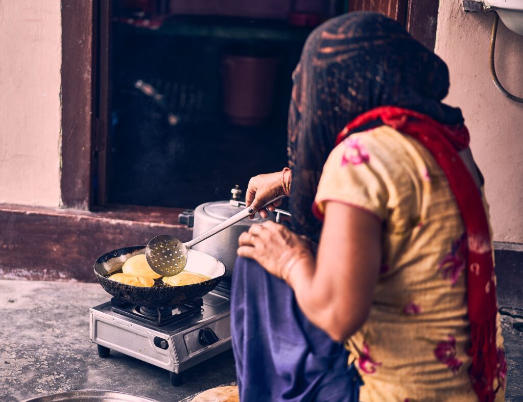 женщина готовит еду