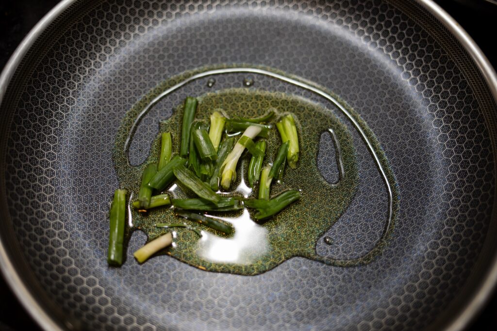зелень на сковородке