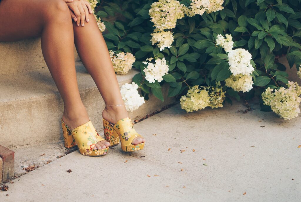ноги в желтых туфлях