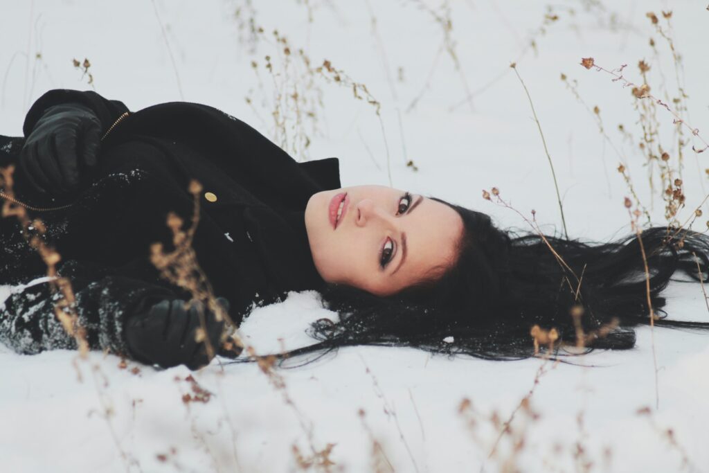 девушка лежит на снегу