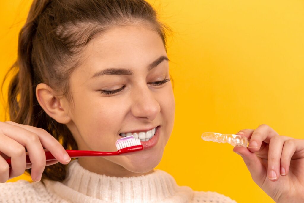 девушка чистит зубы