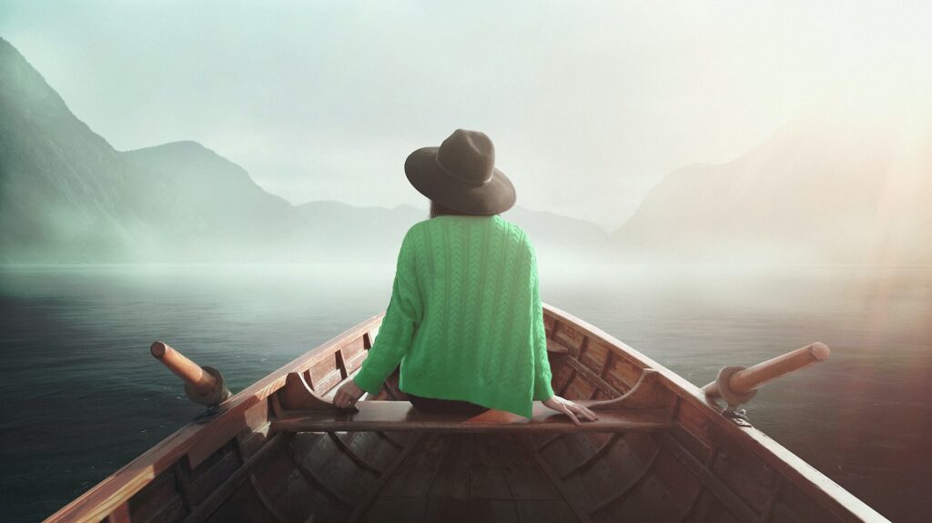 девушка в зеленой кофте в лодке