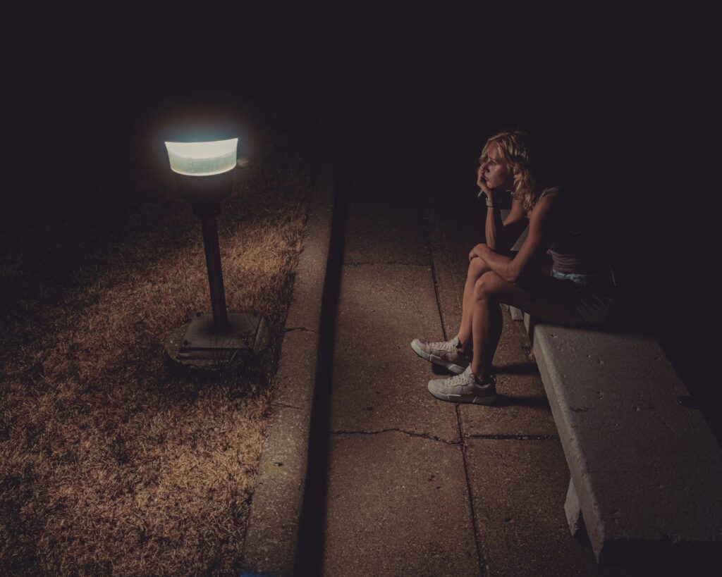 девушка смотрит на фонарь