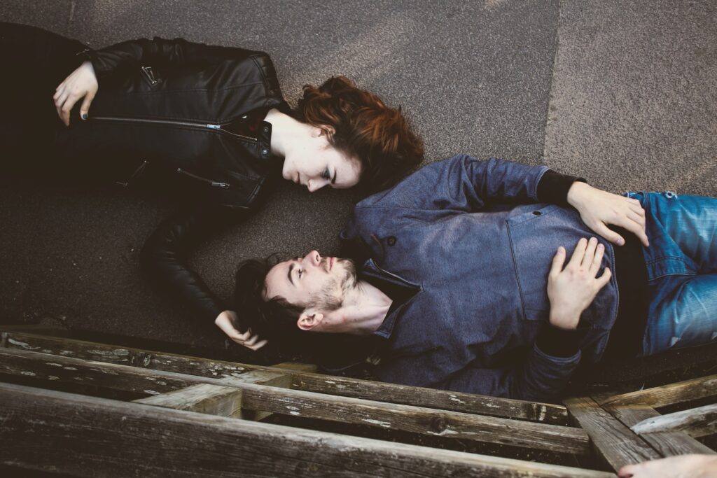 парень и девушка лежат рядом