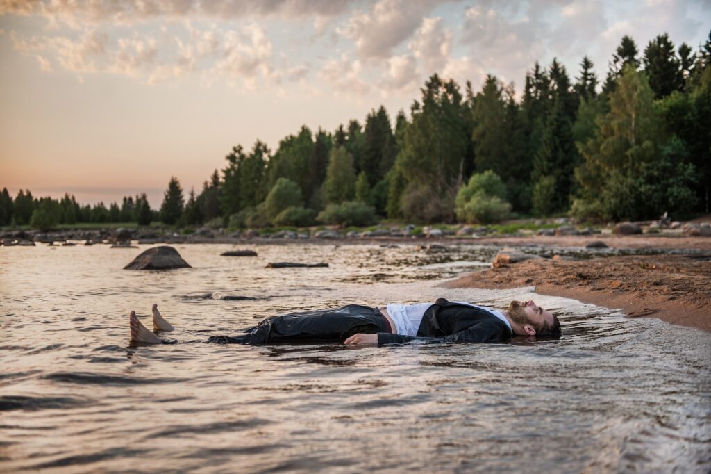 мужчина лежит в воде