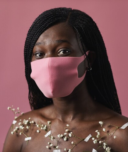 Почему вакцинированные люди должны носить маски, и так ли это