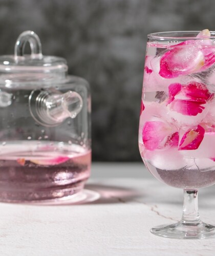 Розовая вода для лица – ее польза для кожи и состав