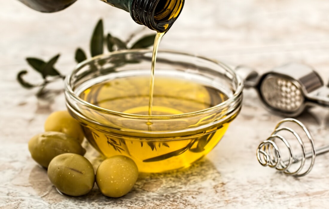 В чём польза оливкового масла для рук, и как его правильно применять