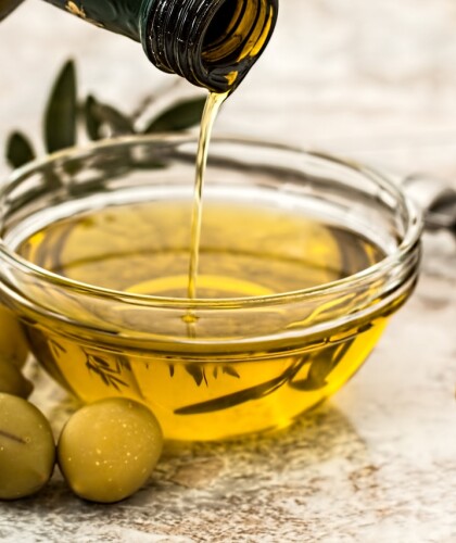В чём польза оливкового масла для рук, и как его правильно применять