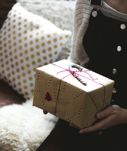 Мужчина обсыпает подарками – стоит ли насторожиться?