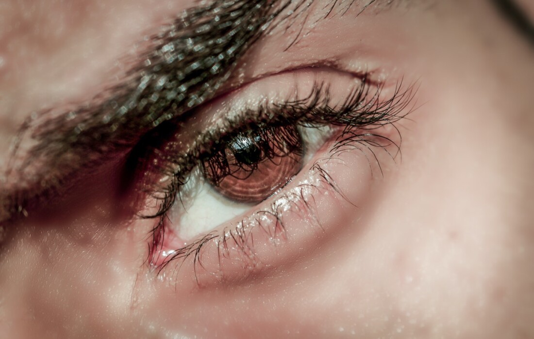 Уход за кожей вокруг глаз в домашних условиях: подробный бьюти-гайд