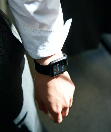 Почему парень носит часы на правой руке?