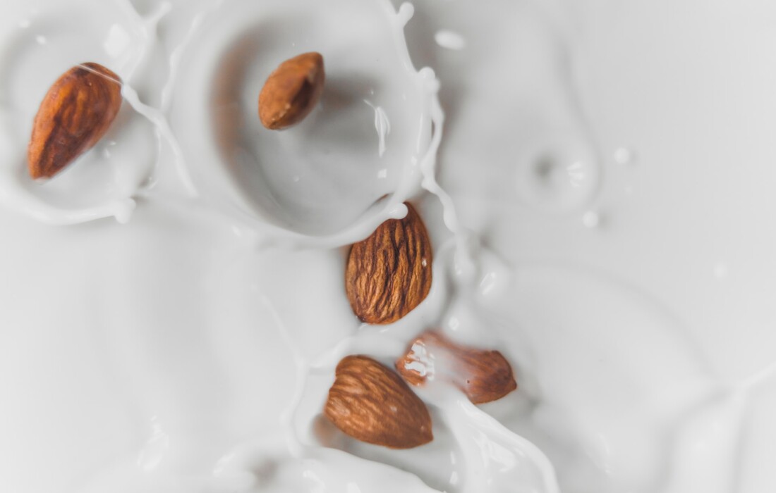 Польза и вред миндального молока для организма женщин