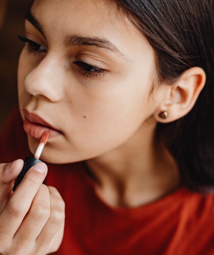 Как сделать губы больше в домашних условиях с помощью макияжа?