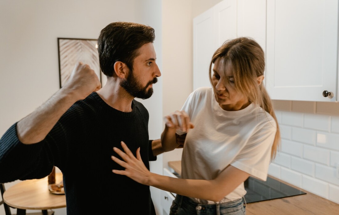 Почему женщины терпят домашнее насилие и как определить, что твоя подруга – его заложница