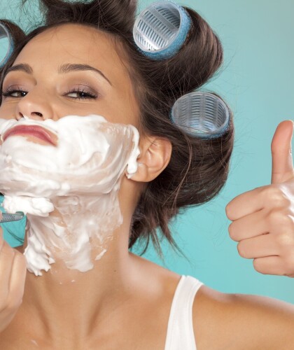 Дермапланинг – зачем девушки бреют лицо и что из этого может выйти?