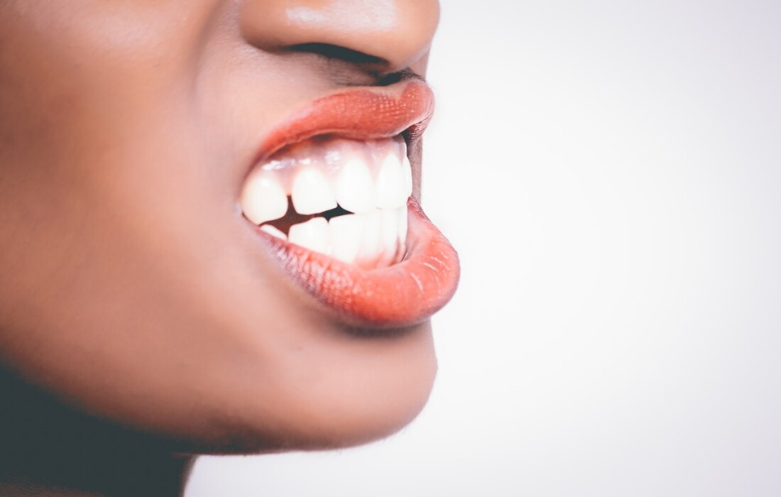 Естественная белизна зубов: как защитить цвет эмали от потемнения
