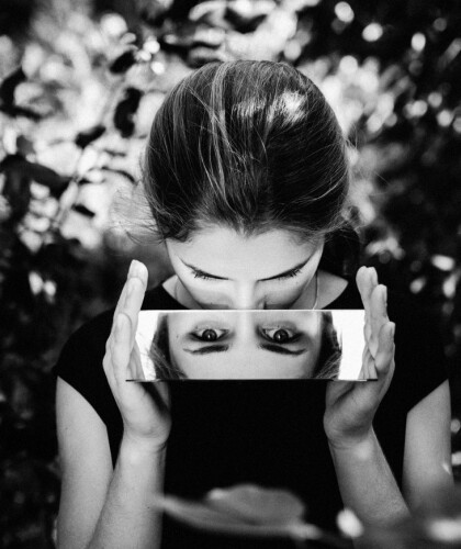 Боязнь зеркал или эйсоптрофобия: как избавиться от страха своего отражения