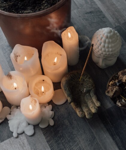 Тратака или медитация на свечу: в чём суть практики и техника