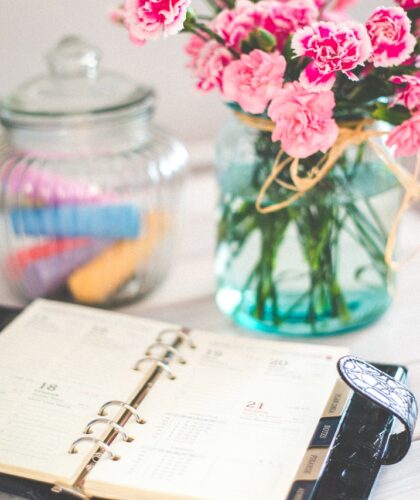 ежедневник и вазочка с цветами