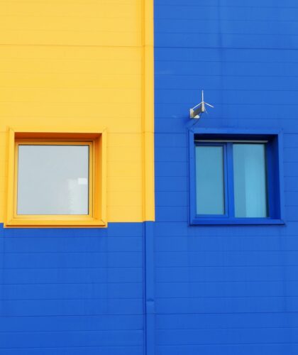 желтое и синее окно