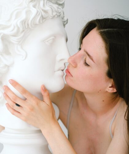 девушка целует статую