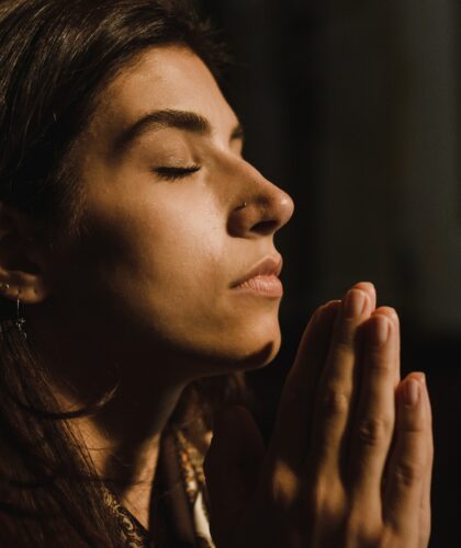 девушка молится