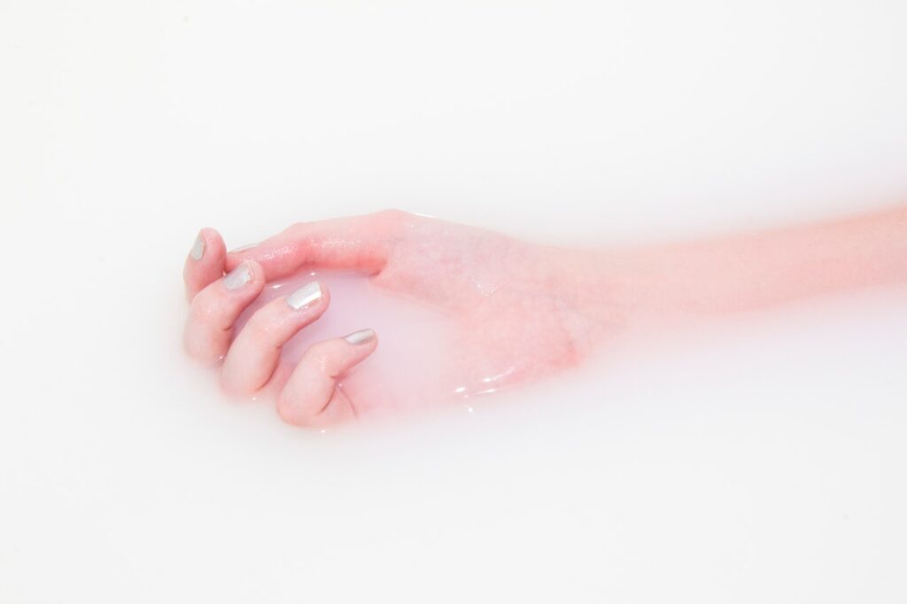 рука в ванночке