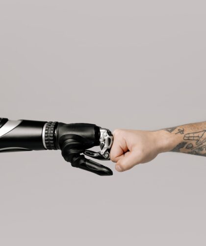 рука робота и человека