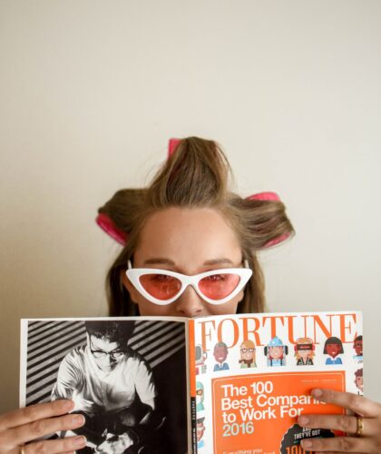 девушка читает журнал