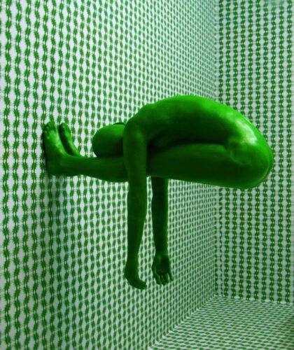 зеленый человек на стене