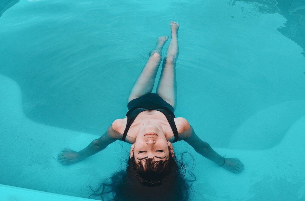 девушка в бассейне