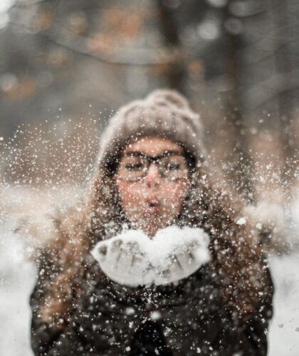 девушка со снегом