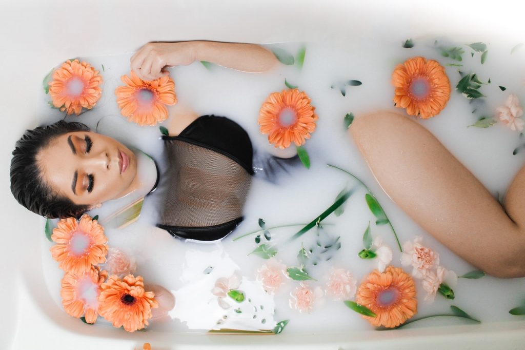 девушка в ванной с цветами