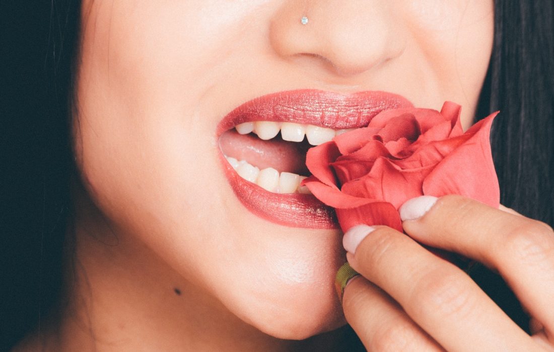 красивые женские губы и цветок
