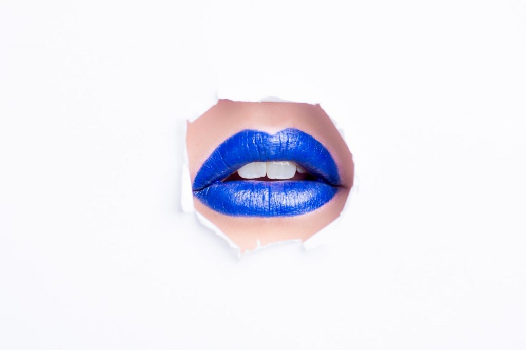 синие женские губы