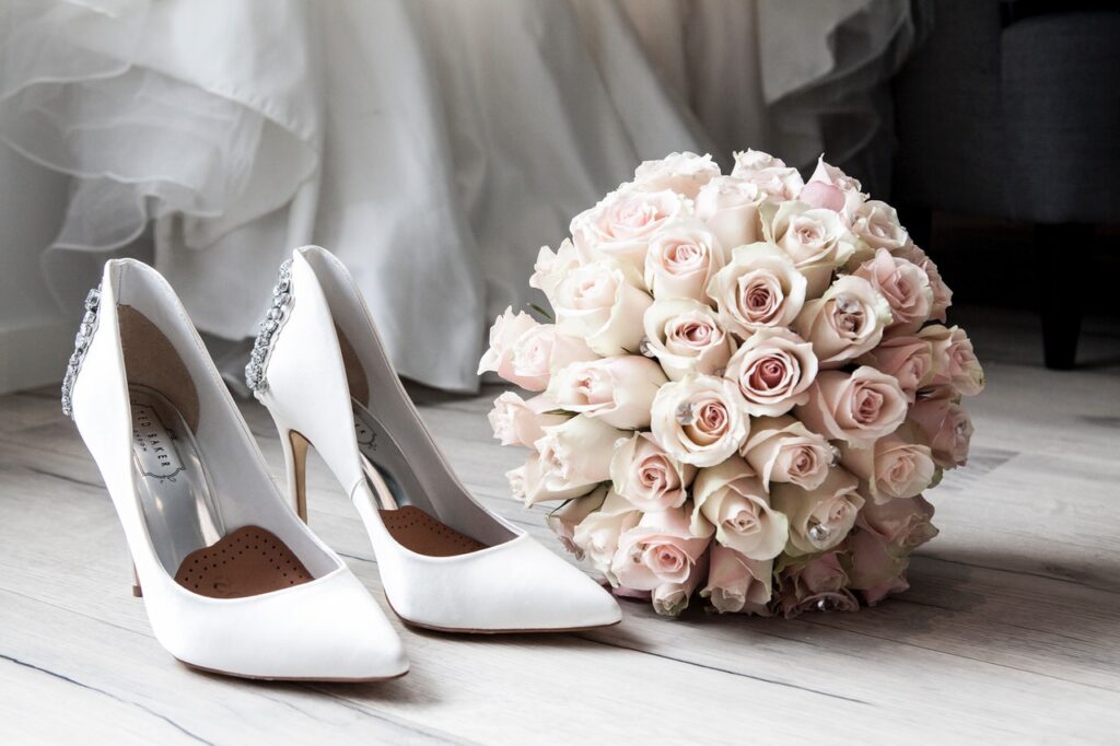 свадебные туфли и букет