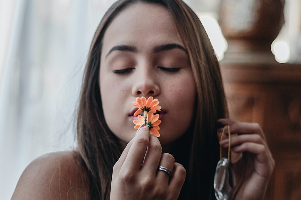 девушка нюхает цветок