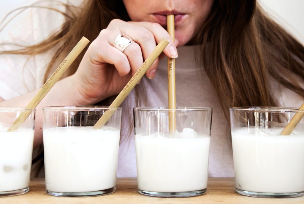 девушка пьет молоко