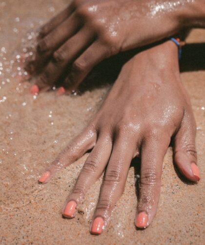 руки на песке