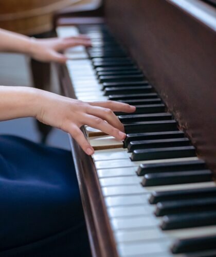 девушка играет на пианино