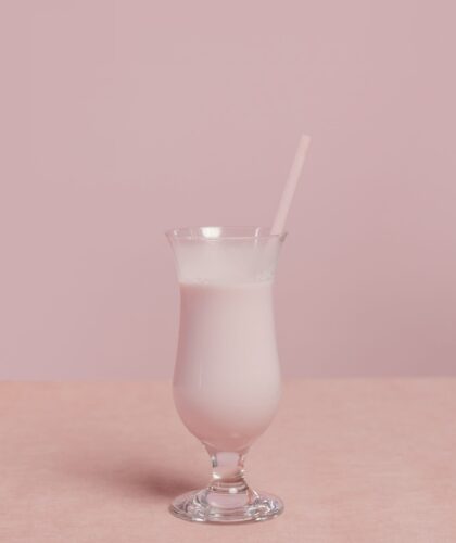 розовое молоко в стакане