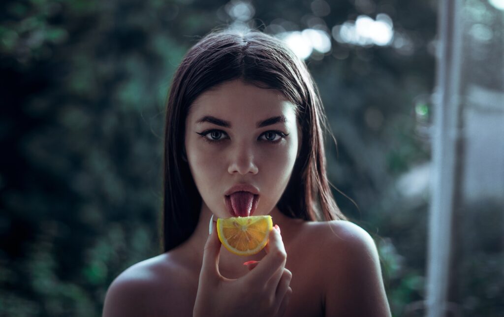 девушка с апельсином
