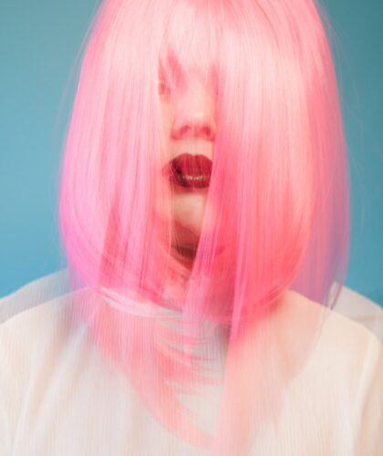 девушка в розовом парике