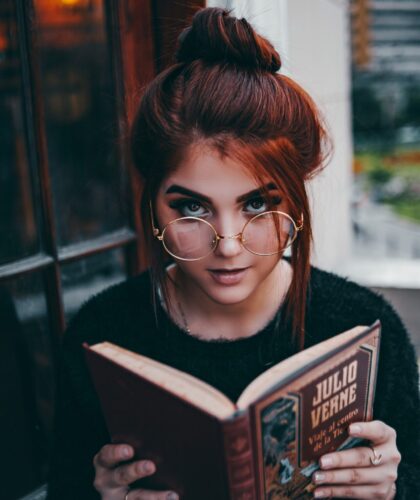 девушка читает