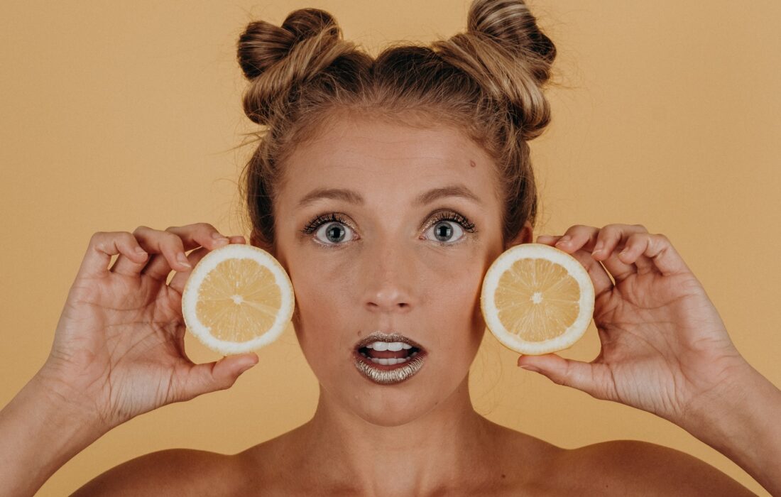 лимоны возле лица
