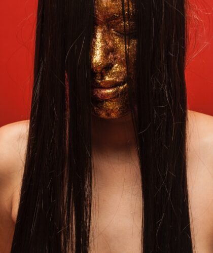 золотая маска на лице