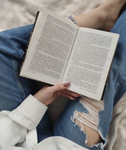 девушка читает