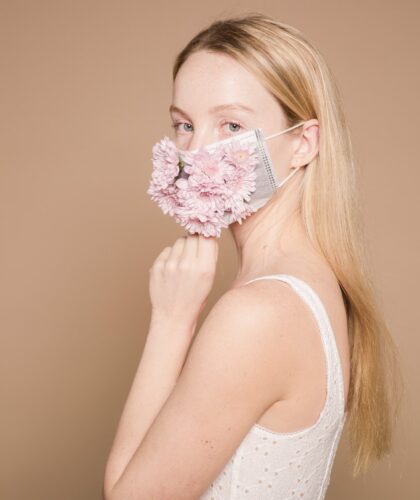 маска с цветами на лице
